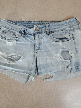 American Eagle Women's Size 6 Lightwash Low Rise Denim Distressed Fringe Shorts